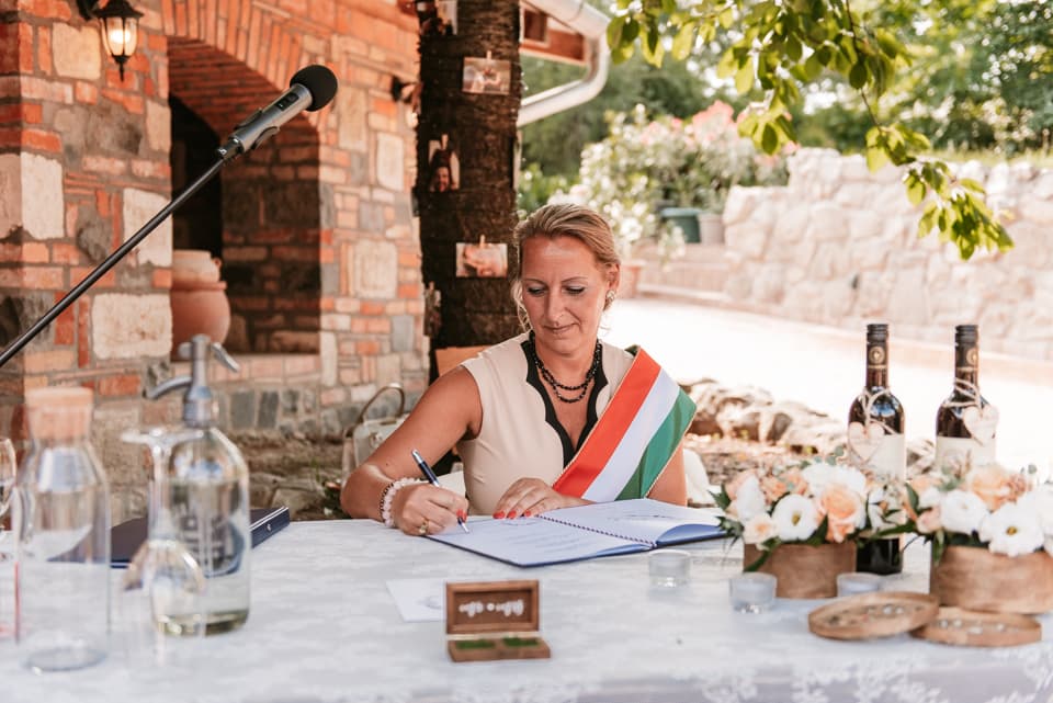 Dokumentum aláírása a szertartáson