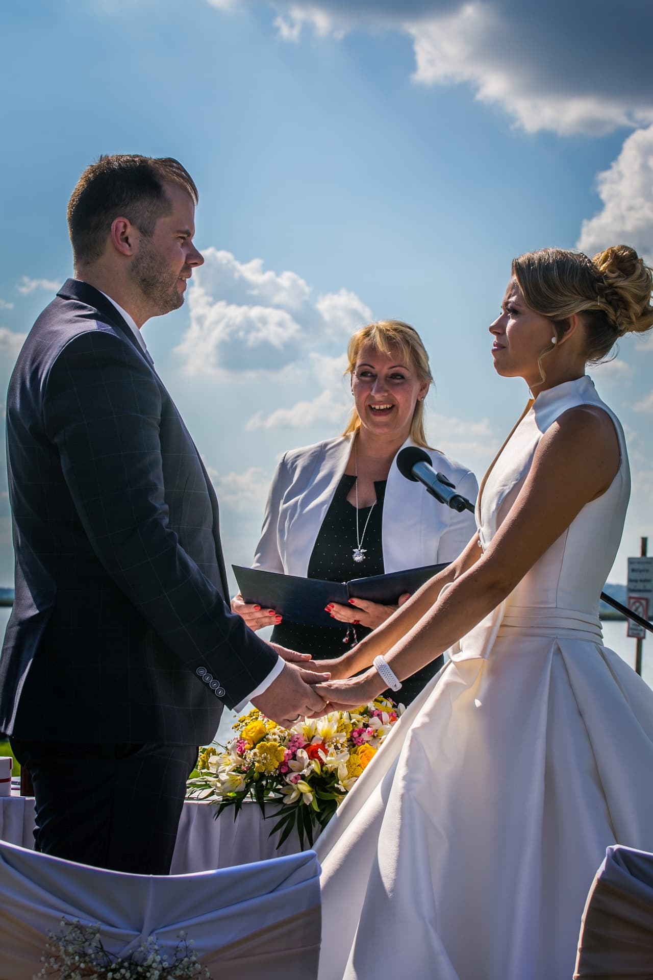 Szertartásvezető a házasulandó párral