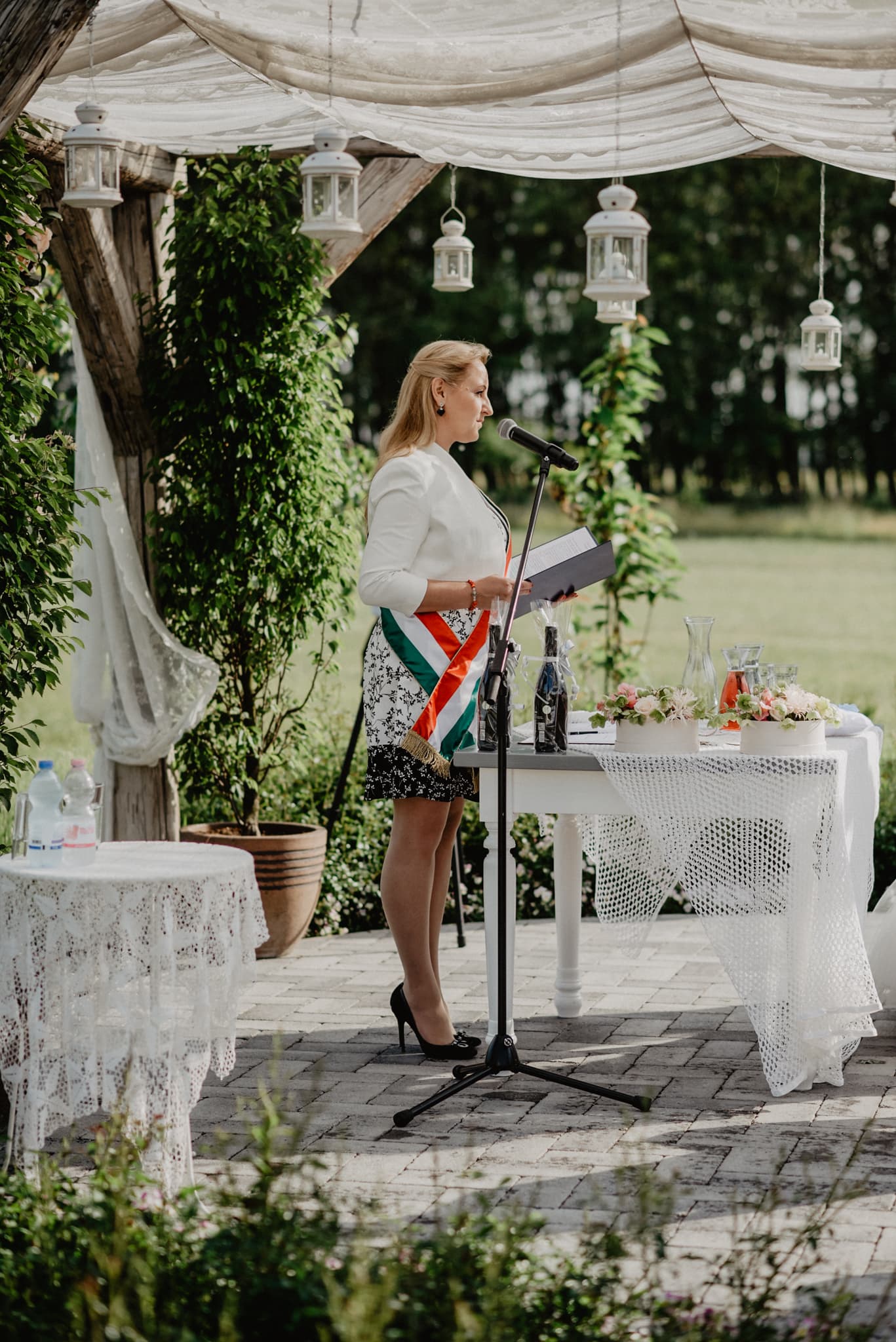 Angéla kerti pavilon alatt vezeti a szertartást